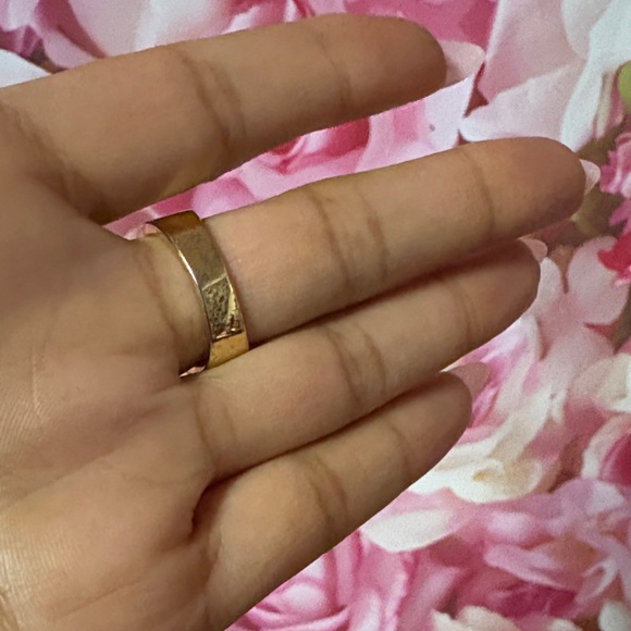 Elegant Gold Ring with Black Gemstone - Picture 6 of 15